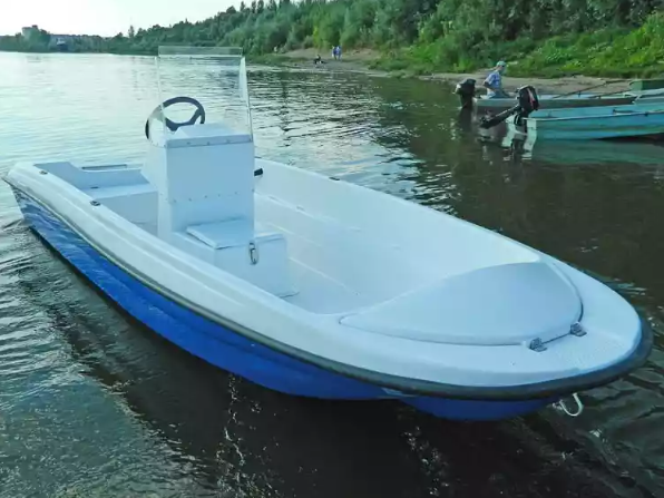 Стеклопластиковая лодка Пингвин с консолью (тримаран) в Нижнекамске