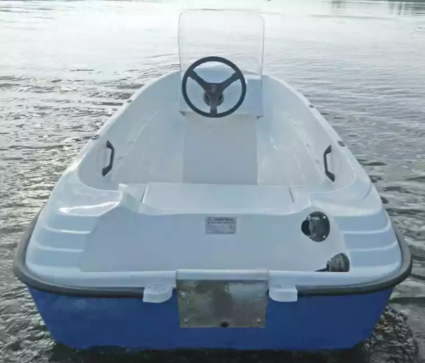 Стеклопластиковая лодка Пингвин с консолью (тримаран) в Нижнекамске
