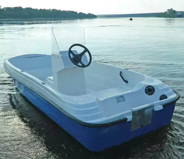 Стеклопластиковая лодка Пингвин с консолью (тримаран) в Нижнекамске