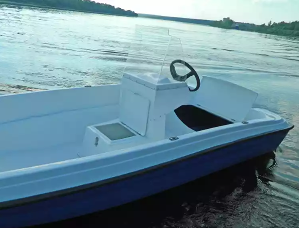 Стеклопластиковая лодка Пингвин с консолью (тримаран) в Нижнекамске
