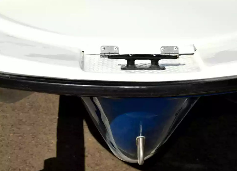 Стеклопластиковая лодка Пингвин с консолью (тримаран) в Нижнекамске