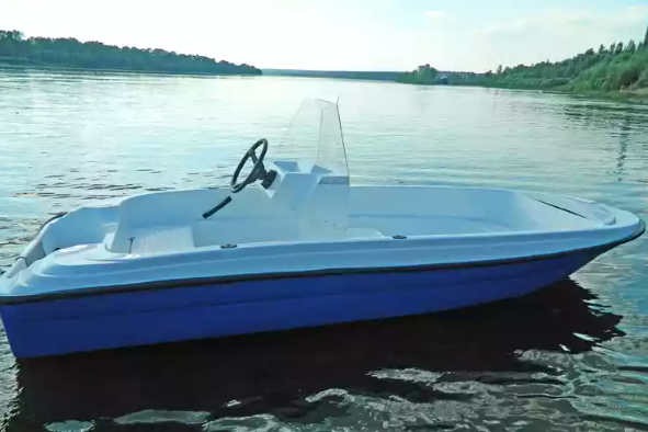 Стеклопластиковая лодка Пингвин с консолью (тримаран) в Нижнекамске