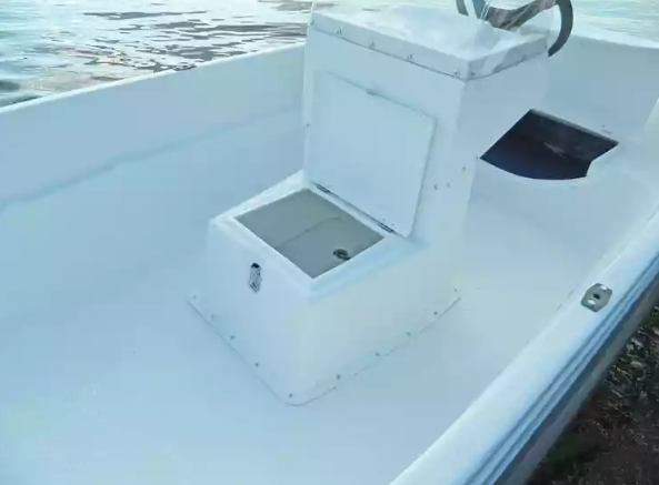 Стеклопластиковая лодка Пингвин с консолью (тримаран) в Нижнекамске
