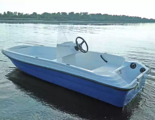 Стеклопластиковая лодка Пингвин с консолью (тримаран) в Нижнекамске